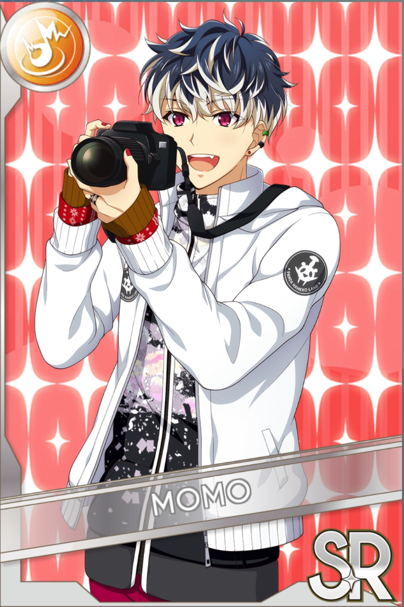 「White Special Day!」カードイラスト(SR・Shout)。百が白いジャケットを着て手袋をはめ、両手でカメラを構えて口を開けている。背景は赤のストライプ